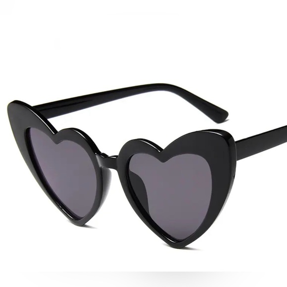 Accessories - Black heart shaped glasses